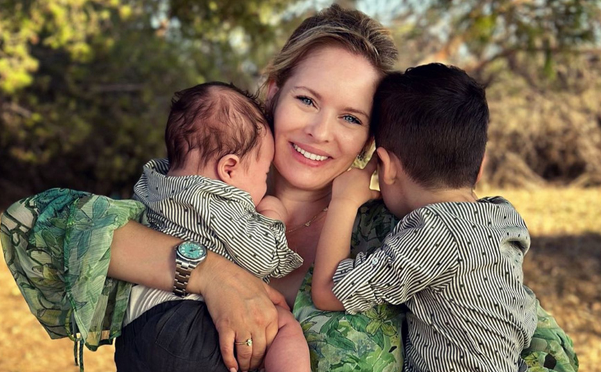 Η τρυφερή ανάρτηση της Ανίτα Μπραντ με τους γιους της: «Ηλιαχτίδες μου μοναδικές»