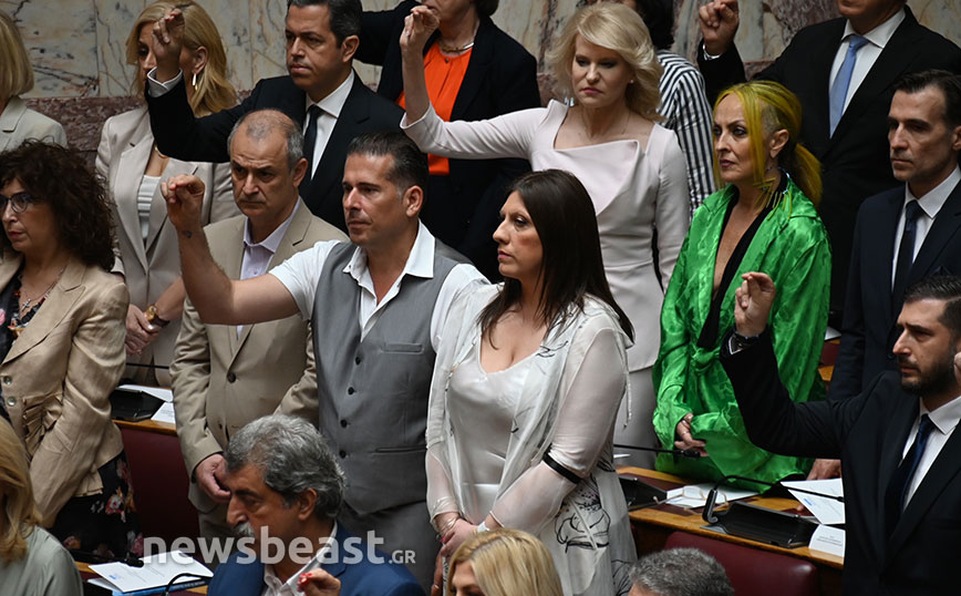 Διαφορετικό όρκο έδωσαν η Ζωή Κωνσταντοπούλου και ο σύντροφός της, Διαμαντής Καραναστάσης στη Βουλή