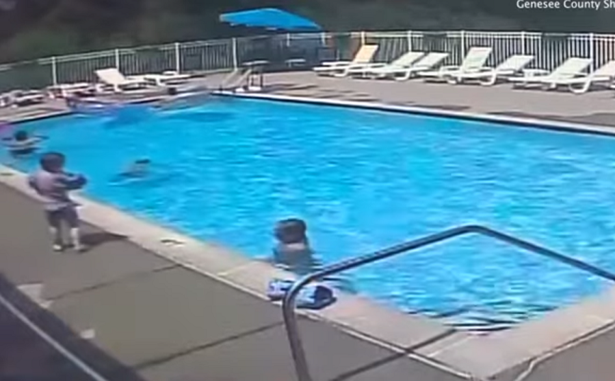 Βίντεο δείχνει δύο παιδιά να σώζουν 7χρονο που πνίγονταν σε πισίνα &#8211; Μπροστά ήταν ενήλικες και δεν κατάλαβαν τίποτα