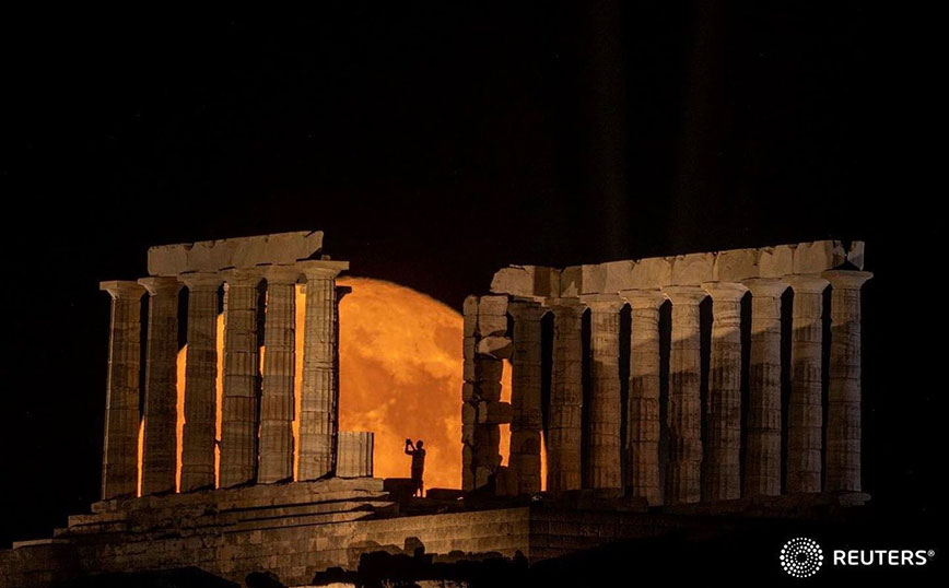 Μαγικές εικόνες από το «Φεγγάρι του Ελαφιού» που φώτισε χθες τον ουρανό – Από πού προήλθε η ονομασία