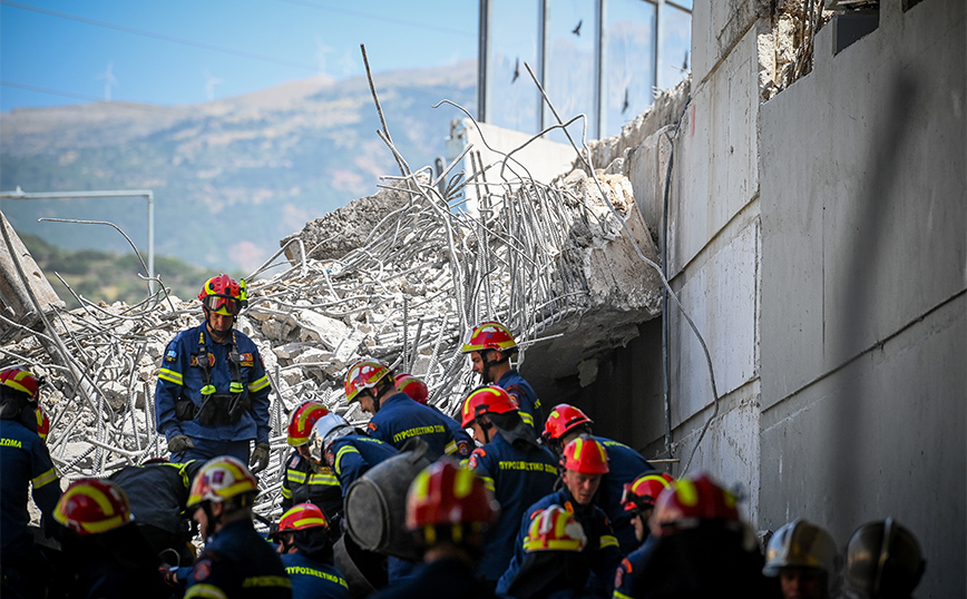 Σε εξέλιξη οι έρευνες διασωστών στο σημείο που κατέρρευσε γέφυρα στην Πάτρα