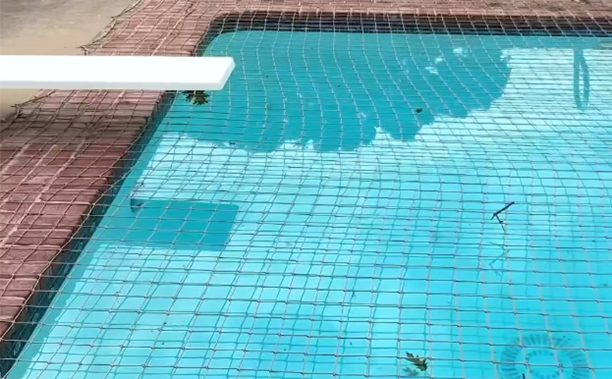 Τσεκάροντας ένα δίχτυ προστασίας πισίνας