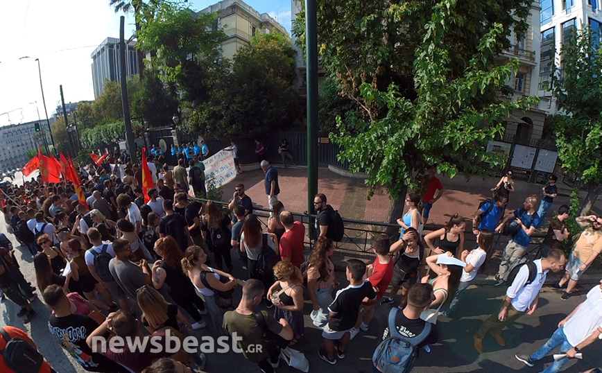 Συγκέντρωση διαμαρτυρίας στη γαλλική πρεσβεία στο κέντρο της Αθήνας για τον θάνατο του 17χρονου στη Γαλλία