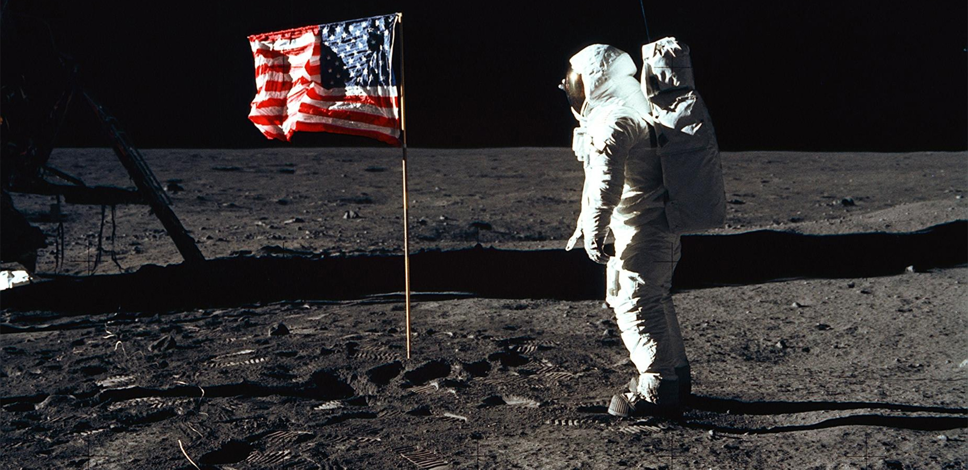 Η ημέρα που ο άνθρωπος πάτησε στη Σελήνη και οι θεωρίες συνωμοσίας: Οι σκιές, τα αστέρια, η αμερικανική σημαία και τι πραγματικά ισχύει