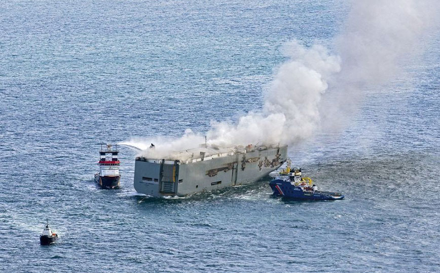 Κόπασε η ένταση της πυρκαγιάς στο Fremantle Highway – Πυροσβέστες ανέβηκαν για πρώτη φορά στο φλεγόμενο πλοίο