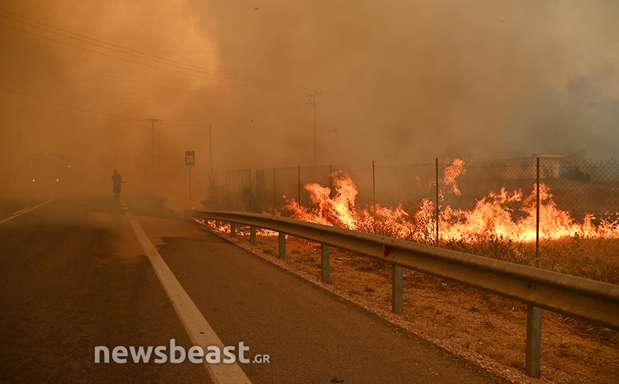 Φωτιά στο Λουτράκι – Αντιπεριφερειάρχης Κορινθίας: «Στα 1000 μέτρα από τα διυλιστήρια οι φλόγες»