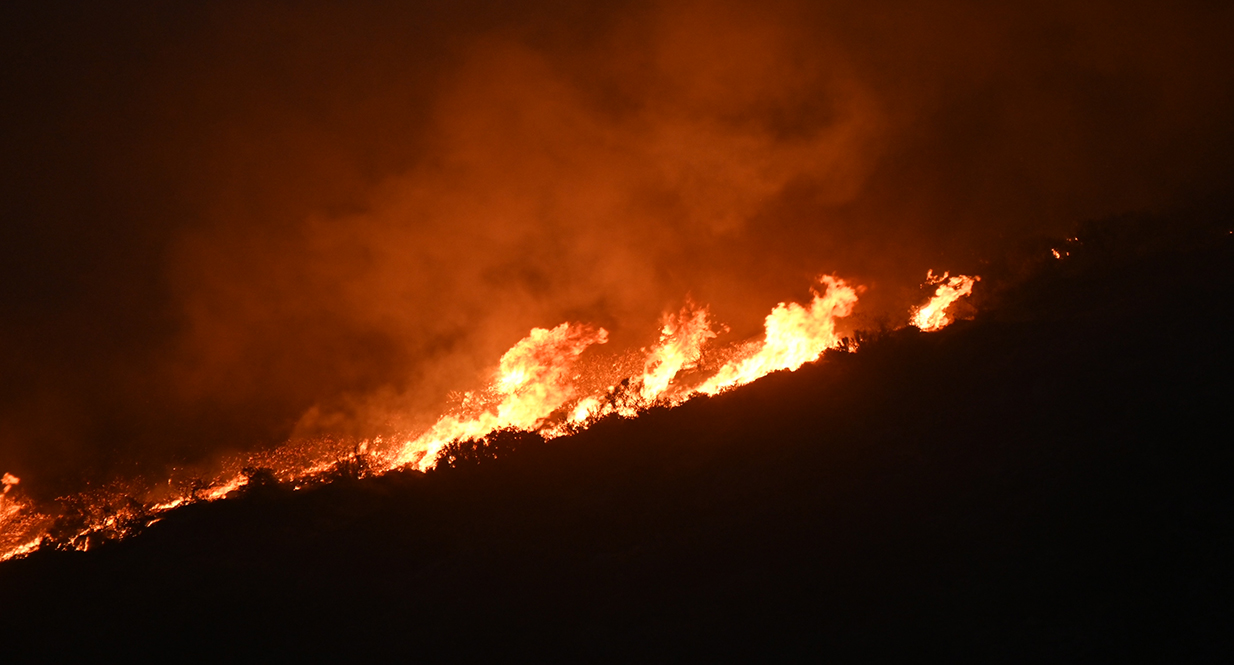 «Εφιαλτική» νύχτα σε Κουβαρά, Λουτράκι, Δερβενοχώρια από τις φωτιές: Κάηκαν σπίτια, αποσύρθηκαν τα εναέρια μέσα