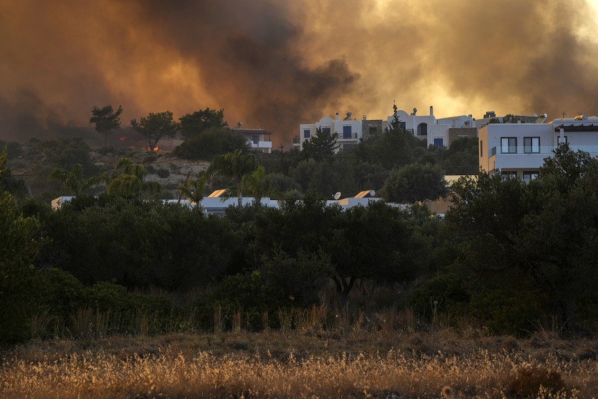 Συνεχίζονται σπιθαμή προς σπιθαμή όλο το βράδυ οι επιχειρήσεις κατάσβεσης σε Ρόδο, Κέρκυρα, Κάρυστο και Δερβενάκια Αχαΐας