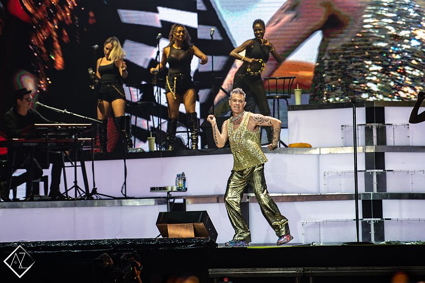 Χαμός με τον Robbie Williams – Αποκάλεσε «κλέφτες» τους Έλληνες στο Rockwave Festival