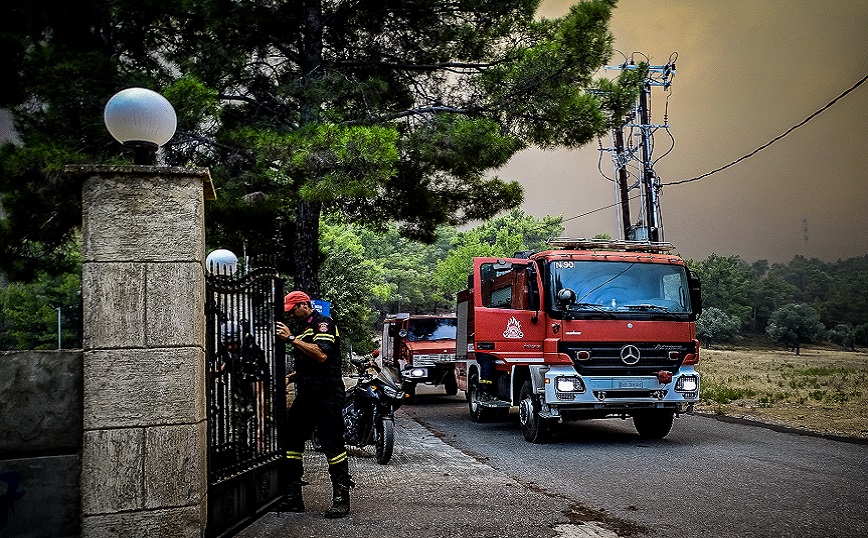 Φωτιά στη Ρόδο: Στο νοσοκομείο αστυνομικός και πυροσβέστης &#8211; Nοσηλεύονται εκτός κινδύνου