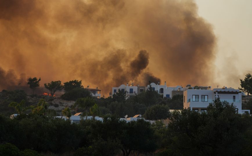 Φωτιά στη Ρόδο: Το μέτωπο πέρασε από το Γεννάδι και κατευθύνεται προς τα χωριά Λαχανιά και Μεσσαναγρό