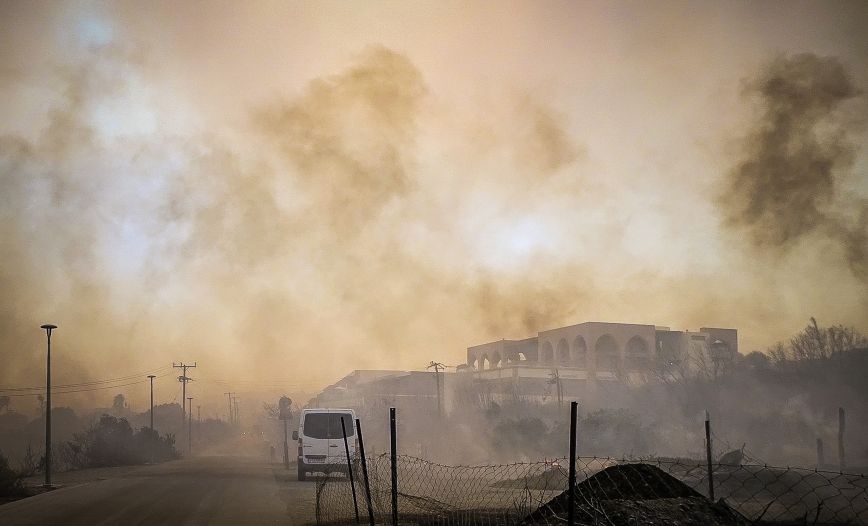 Εθελοντής πυροσβέστης στη Ρόδο στο νοσοκομείο με εγκαύματα