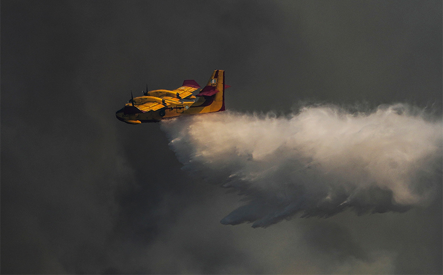 Πόσα παίρνει ένας πιλότος που πετάει με Canadair και ρισκάρει τη ζωή του, σβήνοντας φωτιές