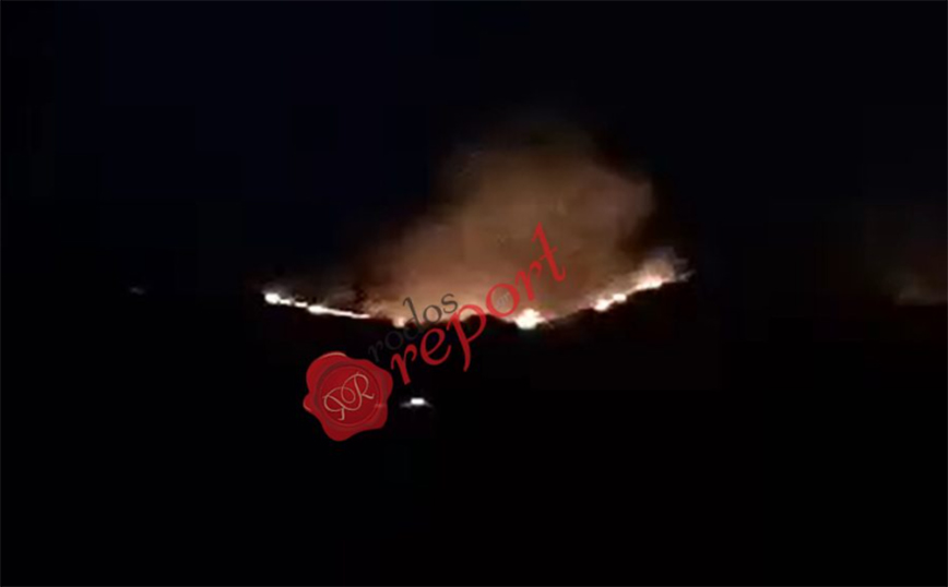 Συνεχείς αναζωπυρώσεις στα μέτωπα της φωτιάς στη Ρόδο