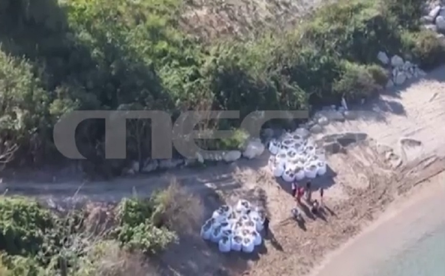 Το «αμαρτωλό» beach bar με τις πλωτές ξαπλώστρες στη Ρόδο κατηγορείται ότι καταπατά ιδιωτική περιουσία