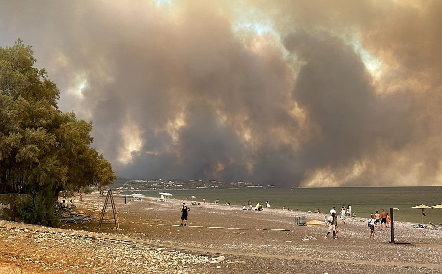 Εκπρόσωπος Πυροσβεστικής: Δεν έχει γίνει καμία σύλληψη ή προσαγωγή για τη φωτιά στη Ρόδο