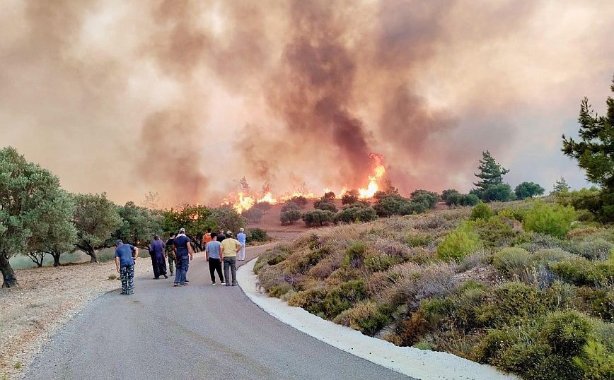 Εκτός ελέγχου η φωτιά στη Ρόδο &#8211; Εκκενώθηκαν δύο ξενοδοχεία στο Κιοττάρι μετά το μήνυμα από το 112