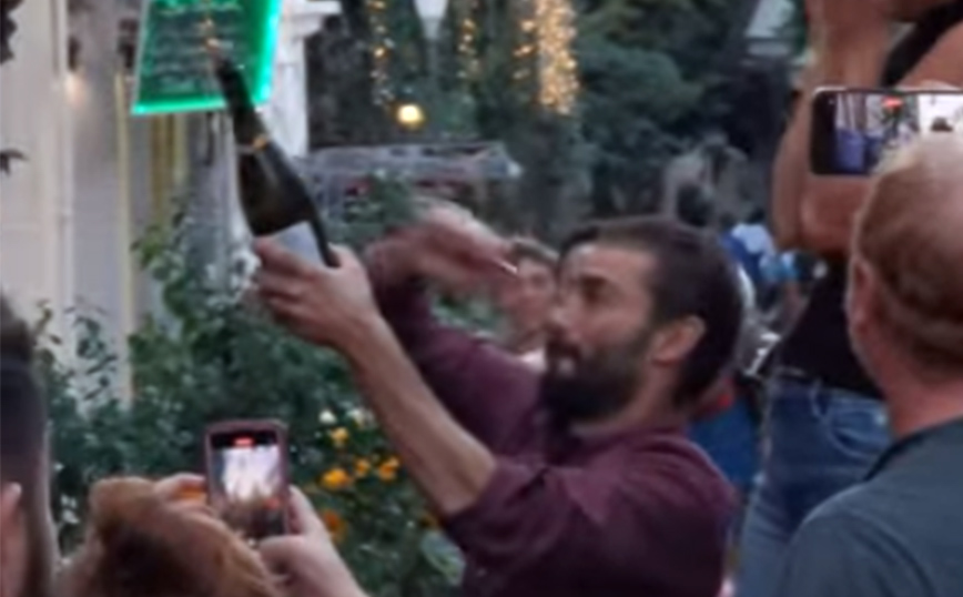 Επεισοδιακό άνοιγμα σαμπάνιας