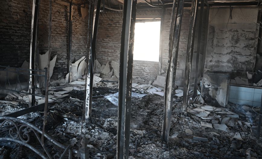 Θέρισε τα πάντα στο πέρασμά της η φωτιά στη Σαρωνίδα: Εικόνες βιβλικής καταστροφής &#8211; Σπίτια καταστράφηκαν ολοσχερώς