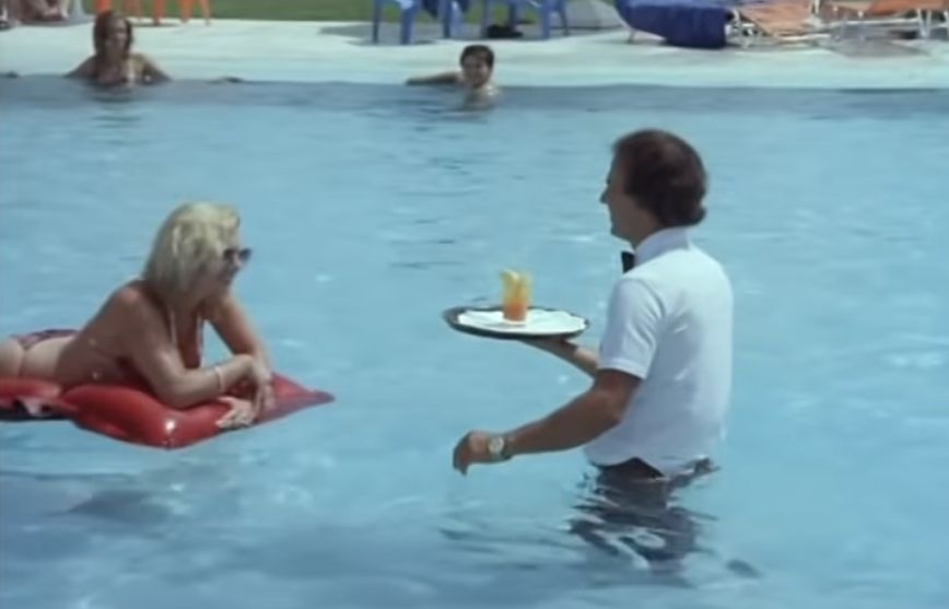 Ο σερβιτόρος στη Ρόδο και η σκηνή από ταινία του 1984 με τον Νίκο Παπαναστασίου – «Μας τα είχαν δείξει αλλά πού εμείς»