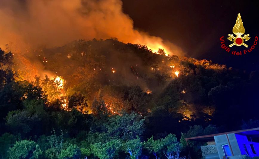 Αναγκαστική προσγείωση ελικοπτέρου που συμμετείχε σε επιχείρηση για την κατάσβεση πυρκαγιών στην Σικελία &#8211; Σώος ο πιλότος