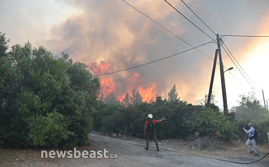 Φωτιά στη Μάνδρα: Νέο μήνυμα του 112, εκκενώνεται και ο Άγιος Ιωάννης Κορακάς