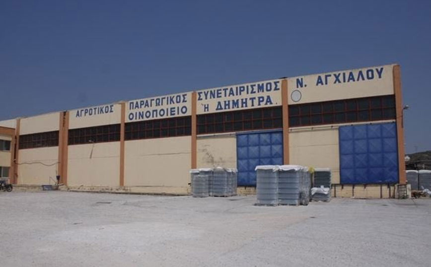 Φωτιά στη Νέα Αγχίαλο: Παραδόθηκε στις φλόγες ο Οινοποιητικός Συνεταιρισμός «Η Δήμητρα»