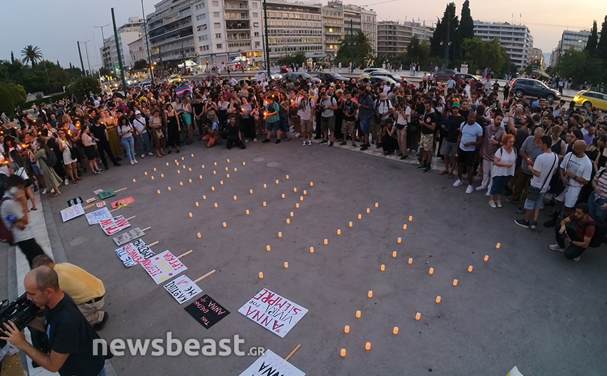 Συγκέντρωση διαμαρτυρίας στο Σύνταγμα για τη δολοφονία της 46χρονης τρανς &#8211; Με κεριά έγραψαν το όνομα «Άννα»