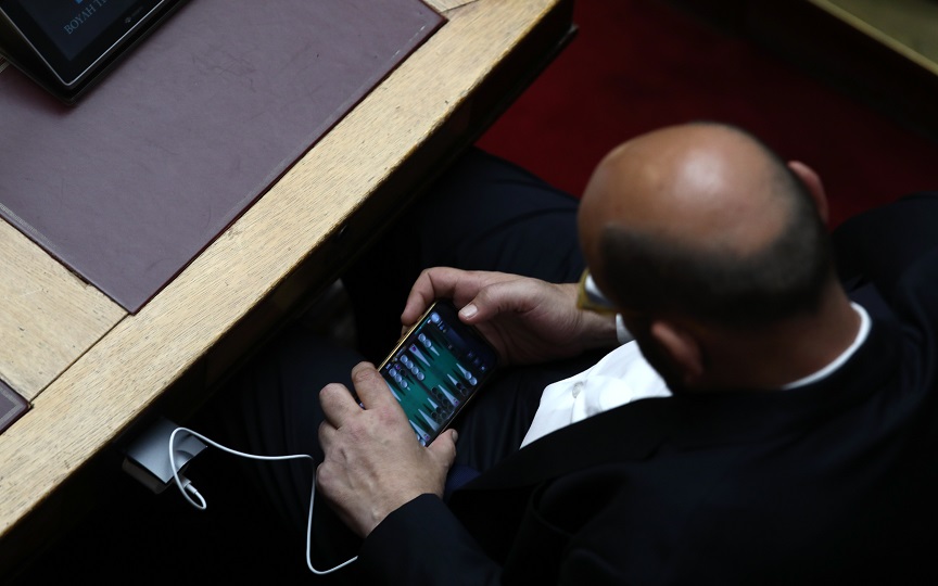 Βουλή: Βουλευτής έπαιζε τάβλι στο κινητό του την ώρα των προγραμματικών δηλώσεων