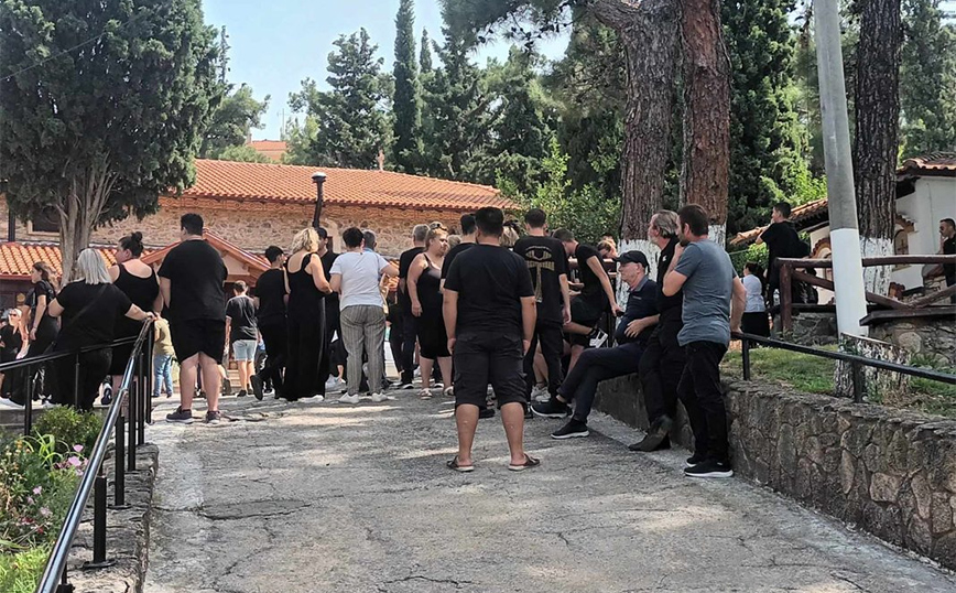 Θρήνος στην κηδεία της 16χρονης που πέθανε στη Χαλκιδική – «Έφαγε χοτ ντογκ και λίγο αργότερα δεν μπορούσε να αναπνεύσει»