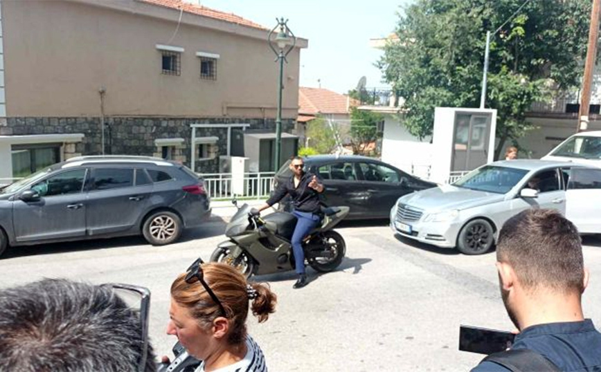 Το ξέσπασμα συγγενή της 16χρονης που πέθανε στη Χαλκιδική – «Δεν γίνεται ένα παιδί να φεύγει επειδή κατανάλωσε ένα χοντ ντογκ»