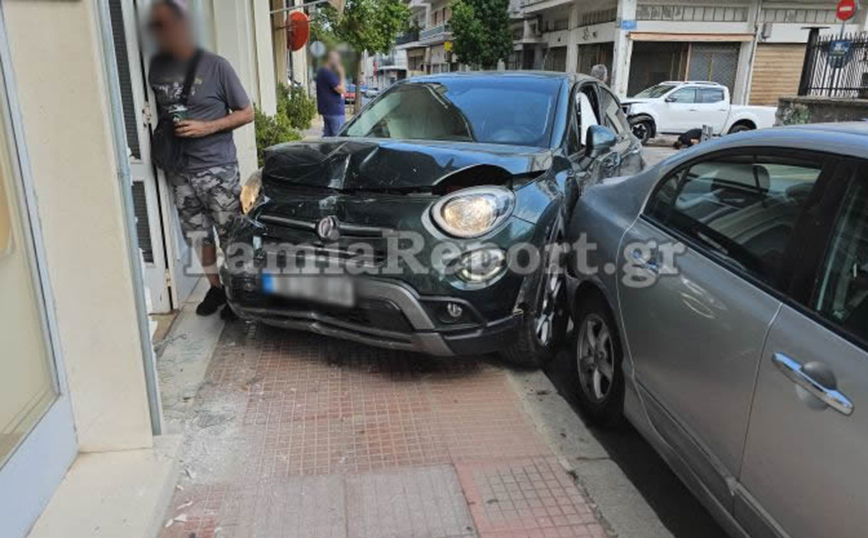 Τροχαίο στη Λαμία: Έπεσε με το αυτοκίνητο σε βιτρίνα καταστήματος