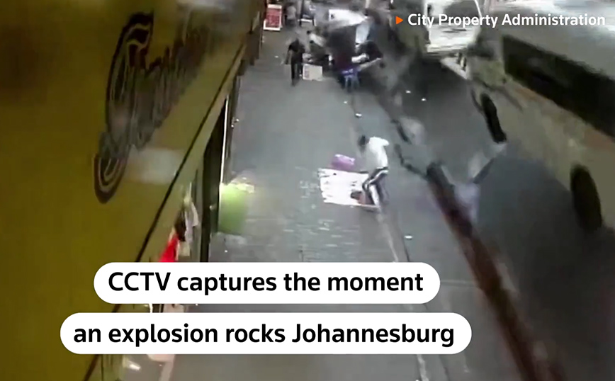 Βίντεο-ντοκουμέντο από τη στιγμή της φονικής έκρηξης στο Γιοχάνεσμπουργκ &#8211; Μίνι βαν εκτοξεύτηκαν στον αέρα
