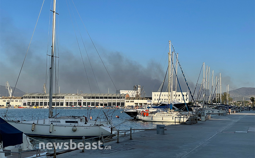 Μαύρισε ο ορίζοντας στο λιμάνι του Βόλου από τη φωτιά στη Μαγνησία