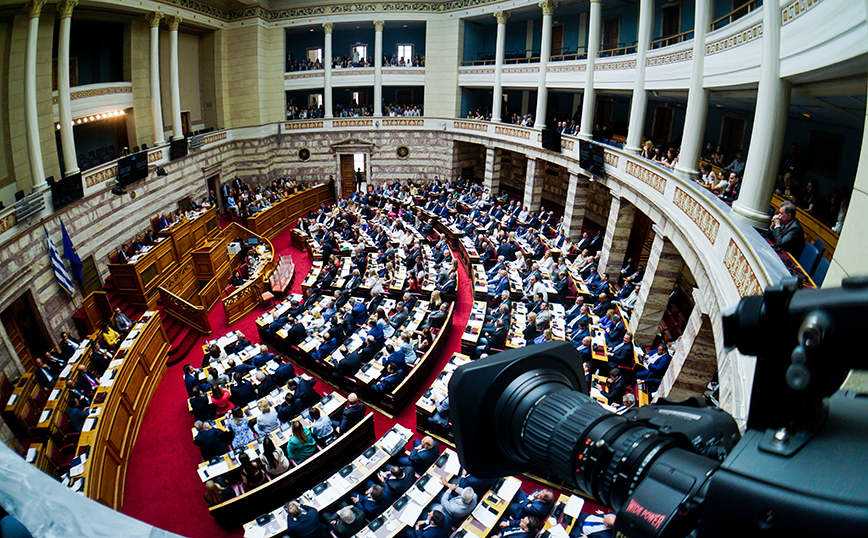 Κόντρα ΠΑΣΟΚ – ΚΚΕ στη Βουλή για το εάν θα έπρεπε να συσταθεί Εξεταστική η Προανακριτική Επιτροπή για τα Τέμπη