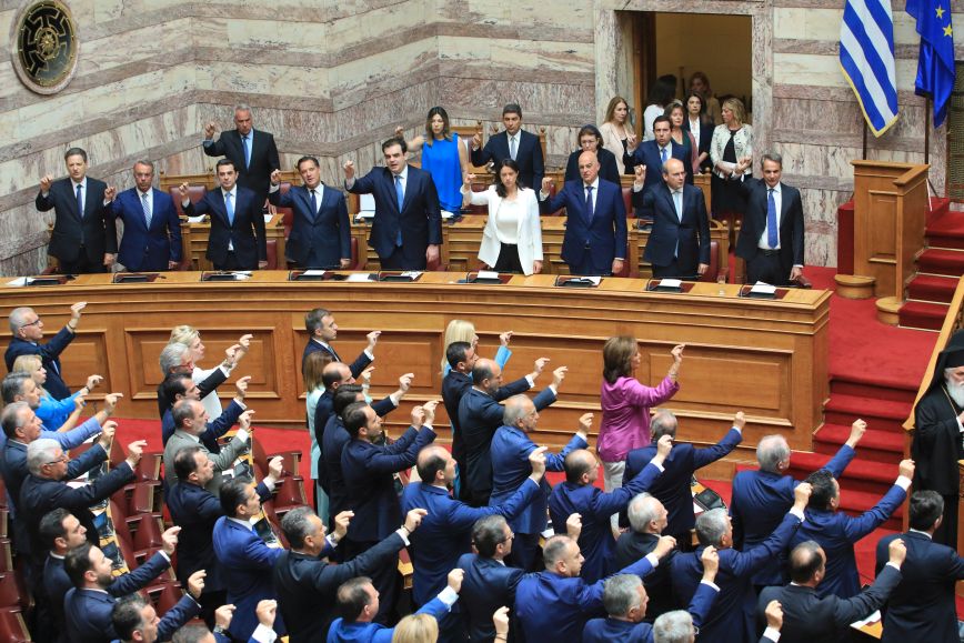Η ορκωμοσία των 300 της νέας Βουλής σε βίντεο και φωτογραφίες