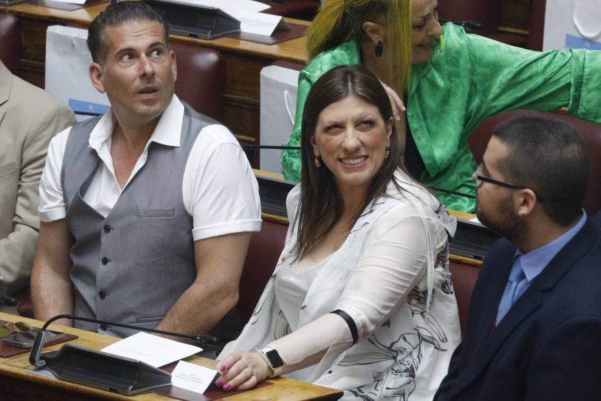 Η Ζωή Κωνσταντοπούλου επέστρεψε στα έδρανα της Βουλής – Τα χαμόγελα δίπλα στον σύντροφό της