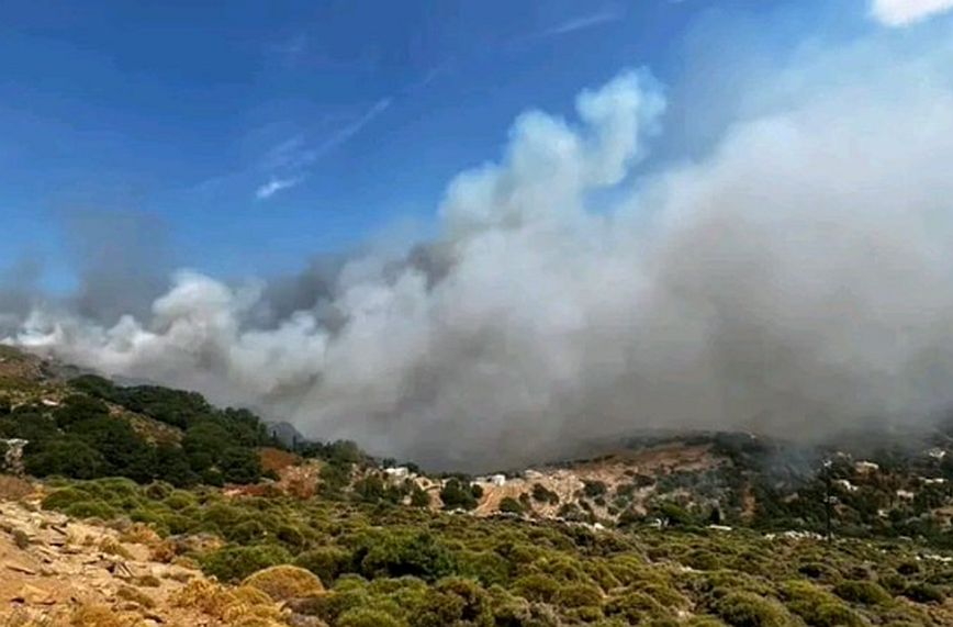 Φωτιά στην Άνδρο: Ενισχύονται οι πυροσβεστικές δυνάμεις &#8211; Δύσκολη κατάσταση στο Βιτάλι