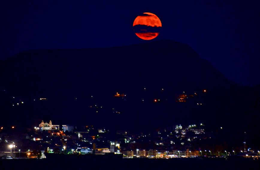 Εντυπωσιακή η Υπερπανσέληνος του Αυγούστου – Εικόνες από τον κόσμο
