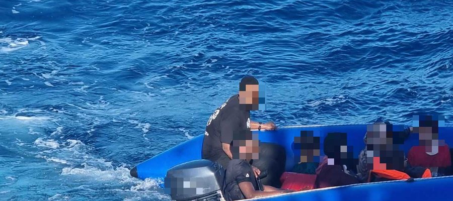 Διάσωση 13 μεταναστών βορειοανατολικά της Σάμου – Συνελήφθη ένας 22χρονος ως διακινητής