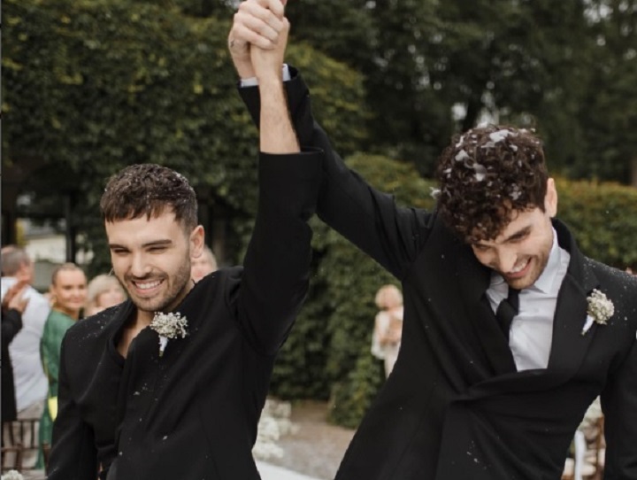 Ο Duncan Laurence, νικητής της Eurovision 2019, παντρεύτηκε τον σύντροφό του Jordan Garfield στη Σουηδία
