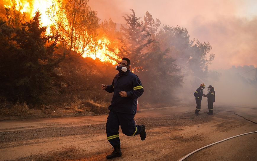 Φωτιά στον Έβρο: Μάχη με τις αναζωπυρώσεις δίνουν οι πυροσβέστες, έχουν εκκενωθεί οικισμοί &#8211; Δύο τα ενεργά μέτωπα