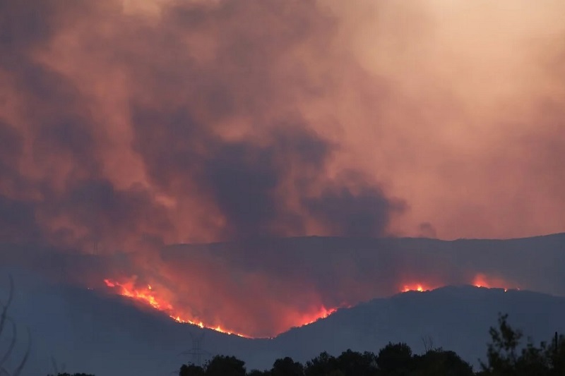 Ολονύχτια μάχη με τις φωτιές σε Αλεξανδρούπολη, Καβάλα, Ροδόπη, Βοιωτία, Εύβοια &#8211; Δύο νεκροί, καμένη γη, μπαράζ εκκενώσεων