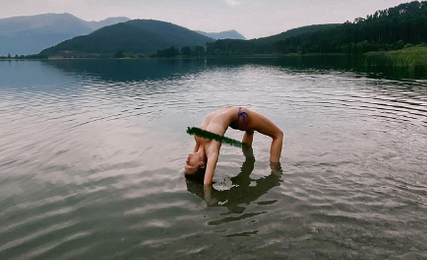 Η Κλέλια Ανδριολάτου ποζάρει topless κάνοντας ανάποδη γέφυρα στη λίμνη Δόξα