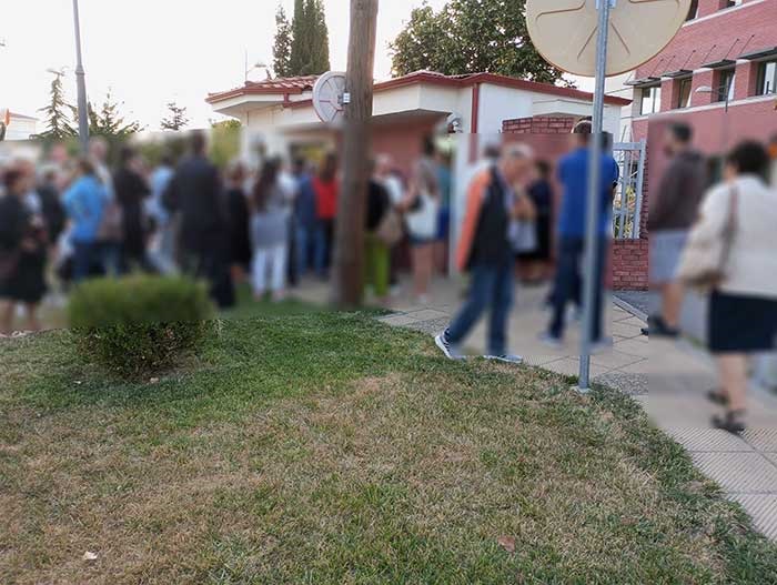 Κοζάνη: Τρέχουν από τα αξημέρωτα στο Αστυνομικό Μέγαρο για να αιτηθούν την έκδοση ταυτότητας πριν βγουν οι ψηφιακές – Πολλοί πιστεύουν πως θα υπάρχει «τσιπάκι»