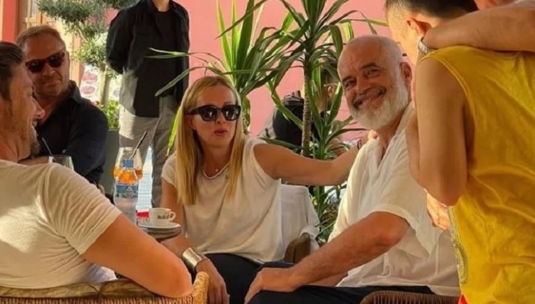 «Πλήρωσε τον λογαριασμό αυτών των ηλιθίων» – Οργή της Μελόνι για συμπατριώτες της που έφυγαν από εστιατόριο στην Αλβανία χωρίς να πληρώσουν