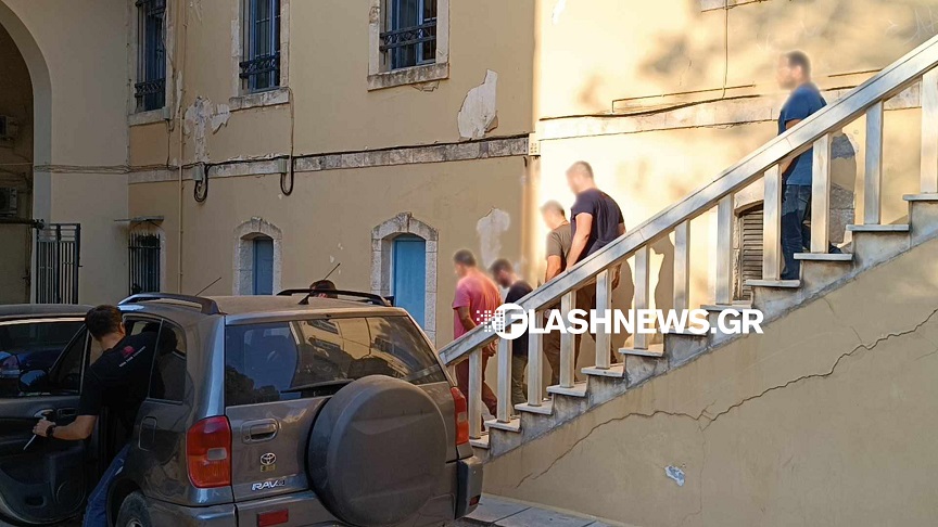 Χανιά: Για εκβίαση και δωροδοκία σε βαθμό κακουργήματος κατηγορείται ο αστυνομικός που συνελήφθη για διαφθορά – Στον εισαγγελέα και ο γιος του