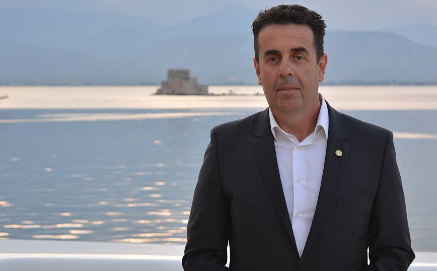 Ο δήμαρχος Ναυπλίου πέταξε σκουπίδια στην εξώπορτα πολιτικού του αντιπάλου – «Ήταν λάθος πράξη»