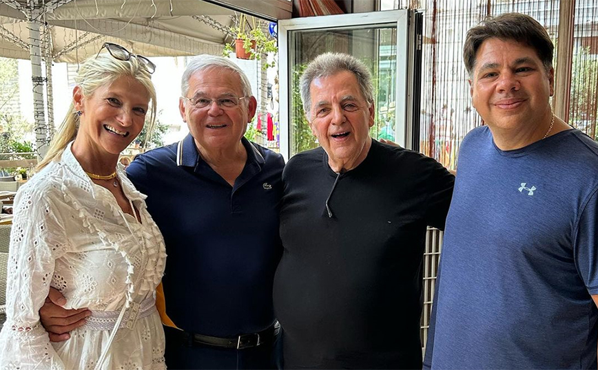 «Ψηφίζει» Ελλάδα και στις διακοπές ο Μπομπ Μενέντεζ: Μαζί με τον Τζορτζ Τσούνης σε εστιατόριο στην Πλάκα
