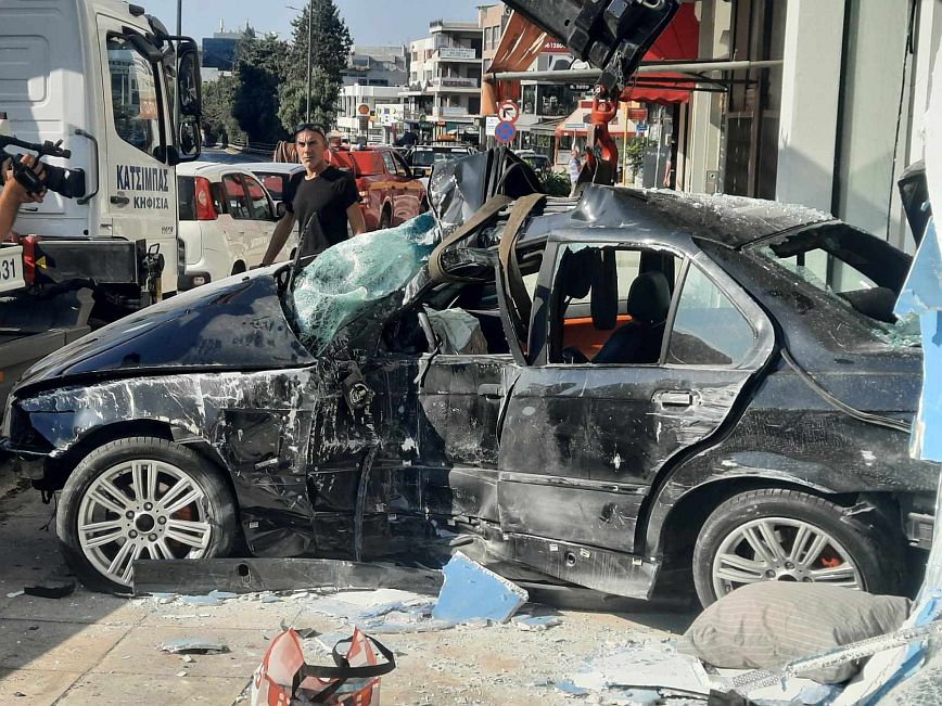 Σοβαρό τροχαίο στη Λεωφόρο Κηφισίας: Αυτοκίνητο σταμάτησε την «τρελή» του πορεία σε τζαμαρία καταστήματος